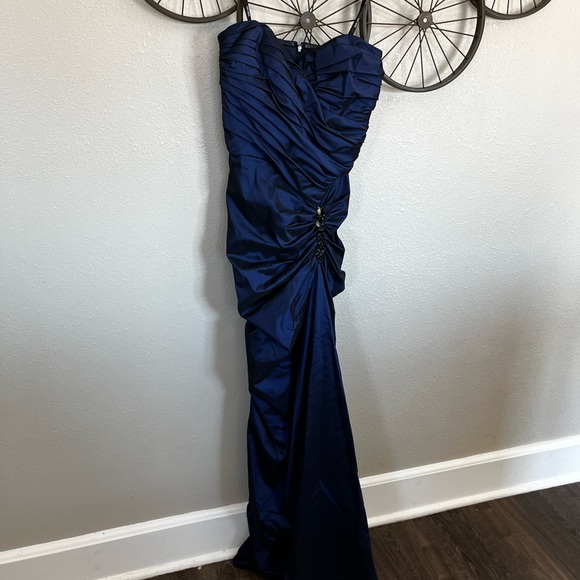 Formal mermaid ruched evening gown - Picture 3 of 4